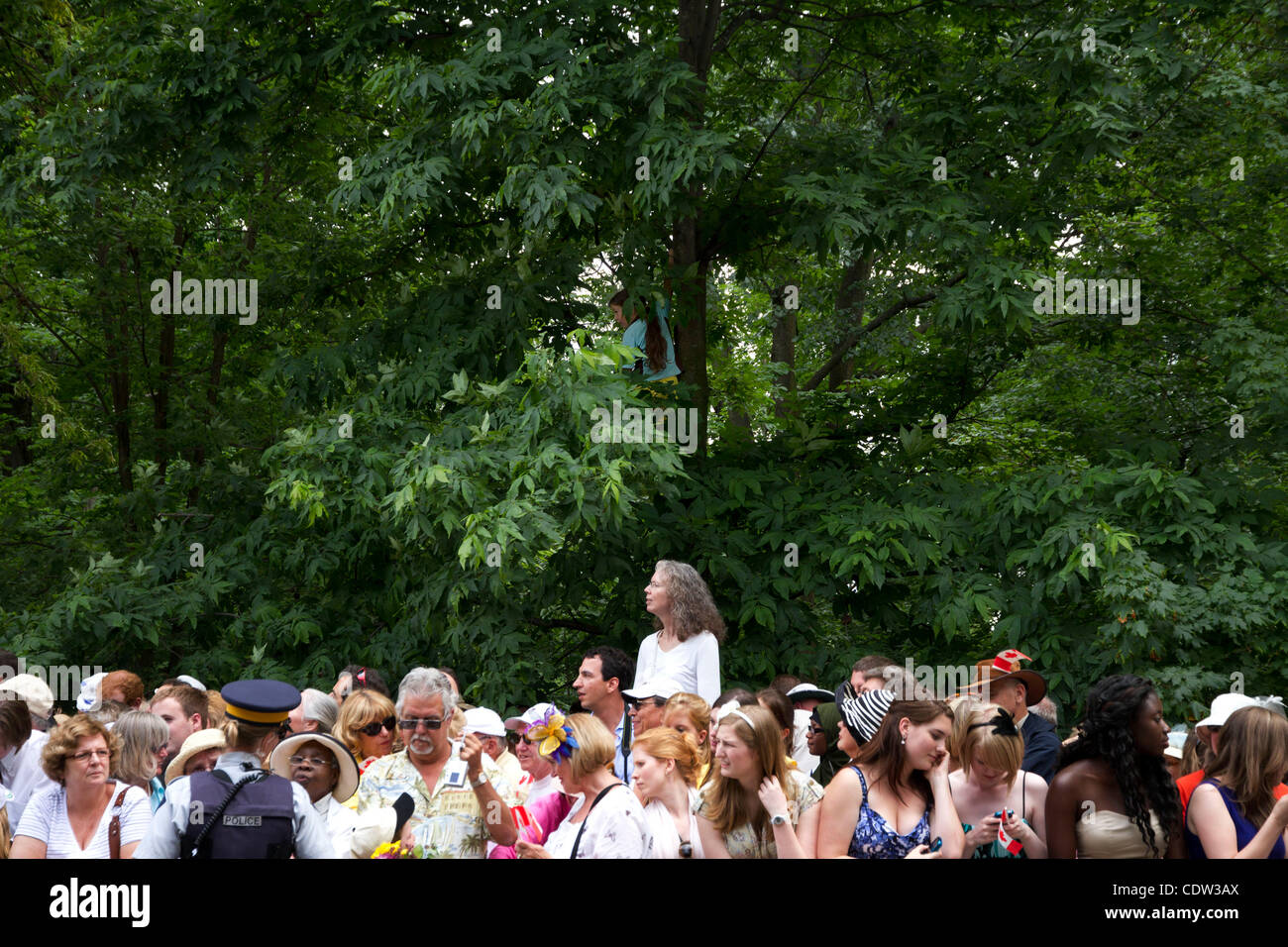 Ausdrücke der Kanadier während des Wartens auf den Prinz William, Duke of Cambridge, und Catherine, die Herzogin von Cambridge vor der Begrüßungszeremonie des Königspaares am Rideau Hall in Ottawa. Stockfoto