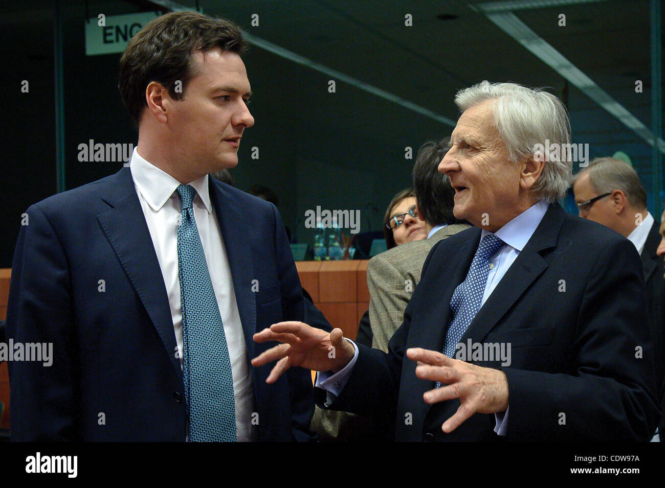 16. Mai 2011 - BXL, Brüssel, Belgien - Europäische Zentralbank (EZB) Präsident Jean-Claude Trichet Gesten neben britische Schatzkanzler George Osborne (L) vor einem Ministertreffen auf die europäische Stabilität Mechanis und Eurogruppe treffen in Brüssel, Belgien am 16 / 05 / 2011-EU Stockfoto