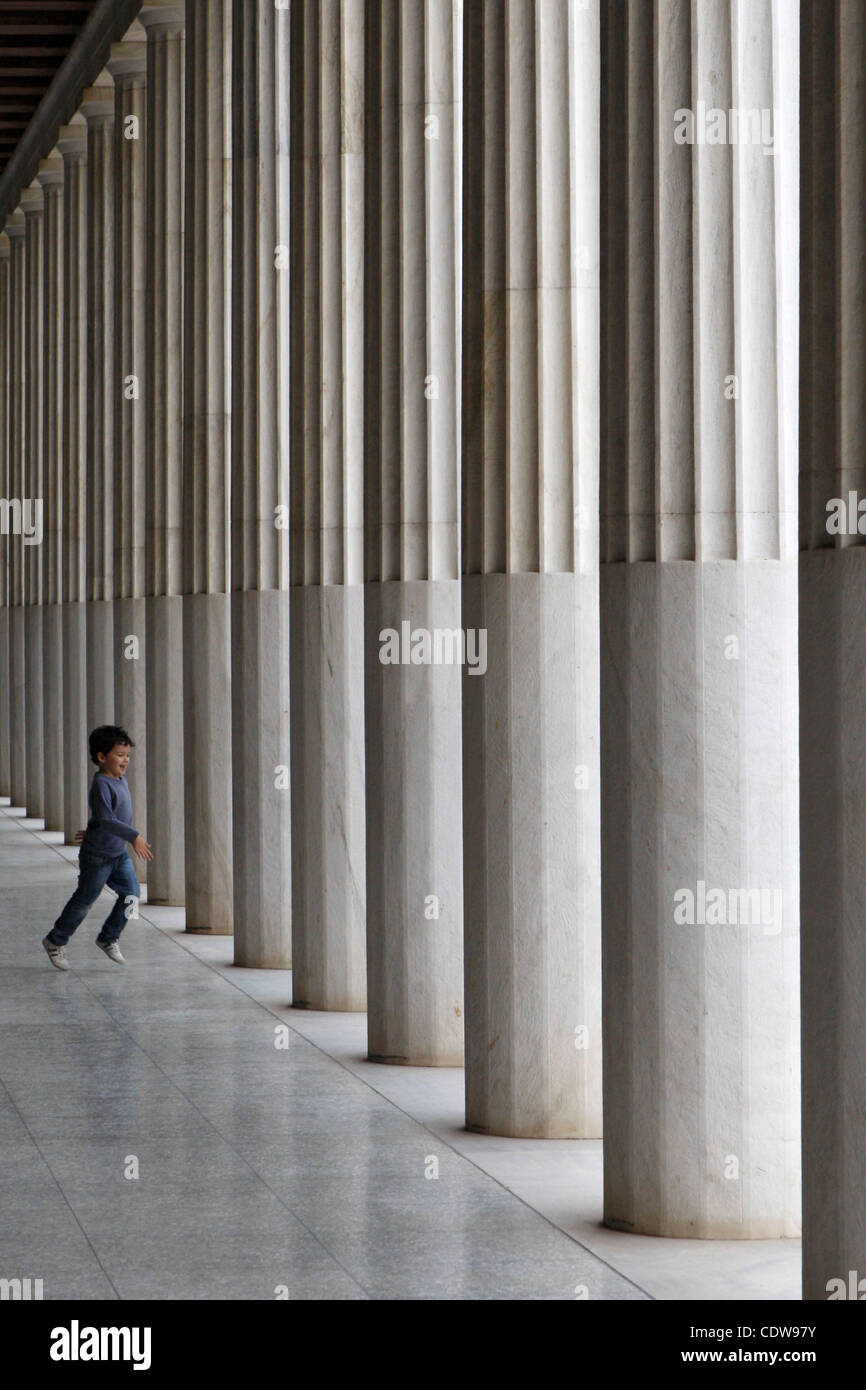 18. Mai 2011 - Athen, Griechenland - A-Kind laufen unter den Spalten in der Stoa des Attalos in Ancient Agora. Auf und rund um 18 Mai nächsten, Museen weltweit feiern Internationalen Museumstag. Mehr als 30,000 Museen in rund 100 Ländern halten besondere Aktivitäten bei dieser Gelegenheit. (Kredit-Bild: © Aristidis V Stockfoto