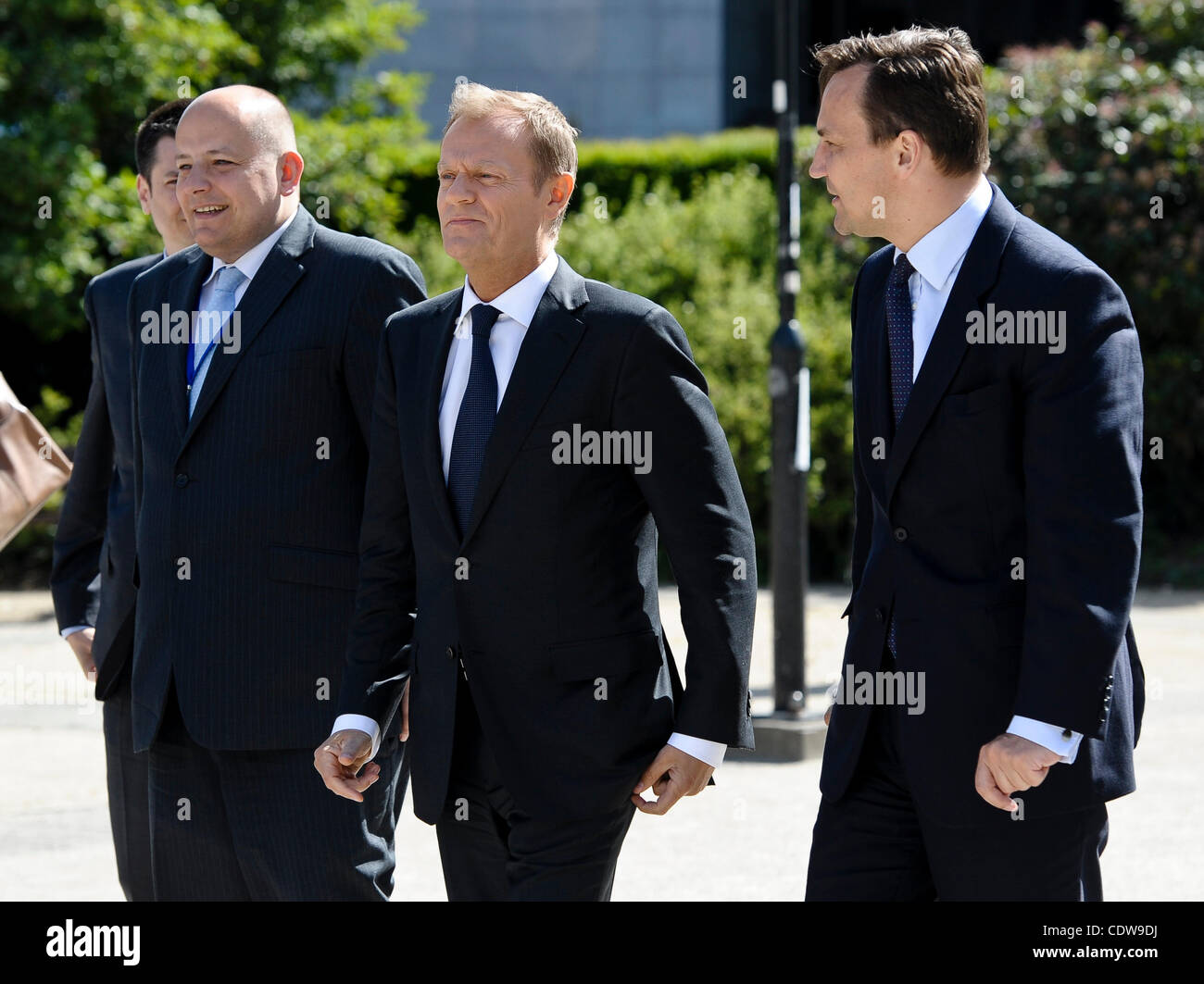 23. Mai 2011 - BXL, Brüssel, Belgien - (L-R) polnischen EU-Staat kommen Sekretär Mikolaj Dowgielewicz, der polnische Premierminister Donald Tusk und der polnische Außenminister Radoslaw Sikorski für das Familienfoto mit Arbeitern der polnischen Vertretung zur Europäischen Union in der Mitte der EU Viertel Schuman in Stockfoto