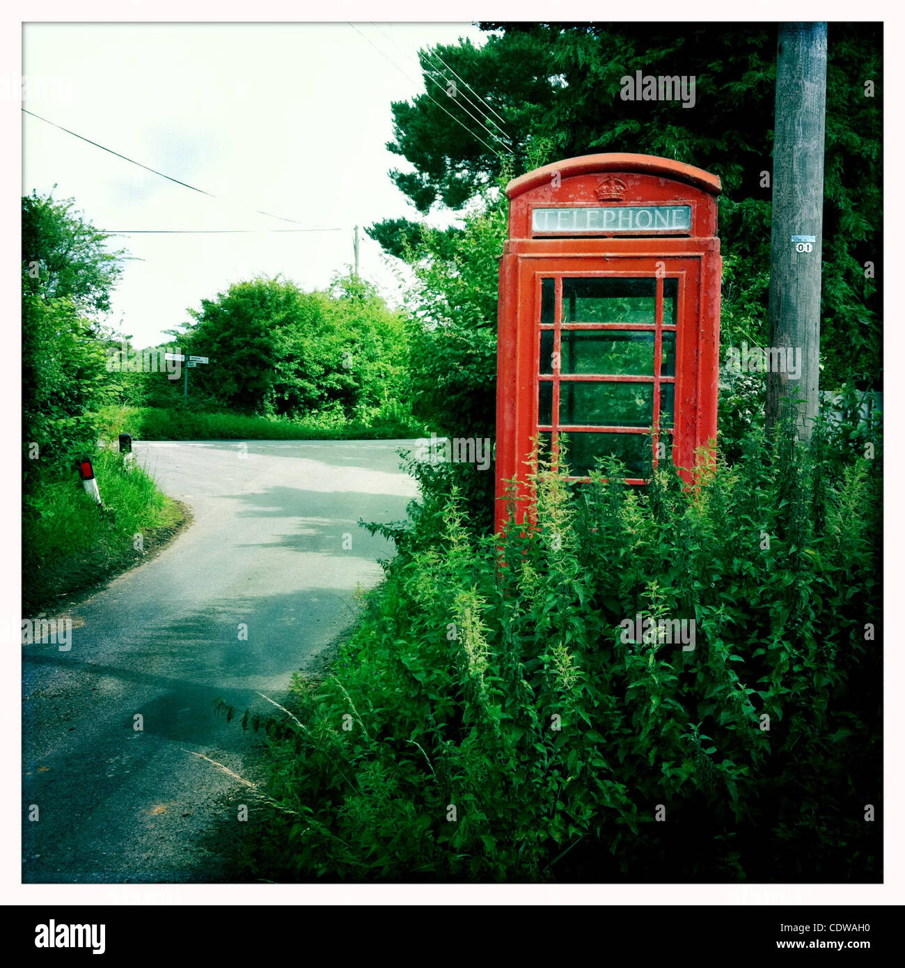 9. Juli 2011 - kleine Horkesley, Vereinigtes Königreich - Iconic rote Telefonzelle auf einer Seite der Straße, wenig Horkesley, UK. (Kredit-Bild: © Veronika Lukasova/ZUMAPRESS.com) Stockfoto