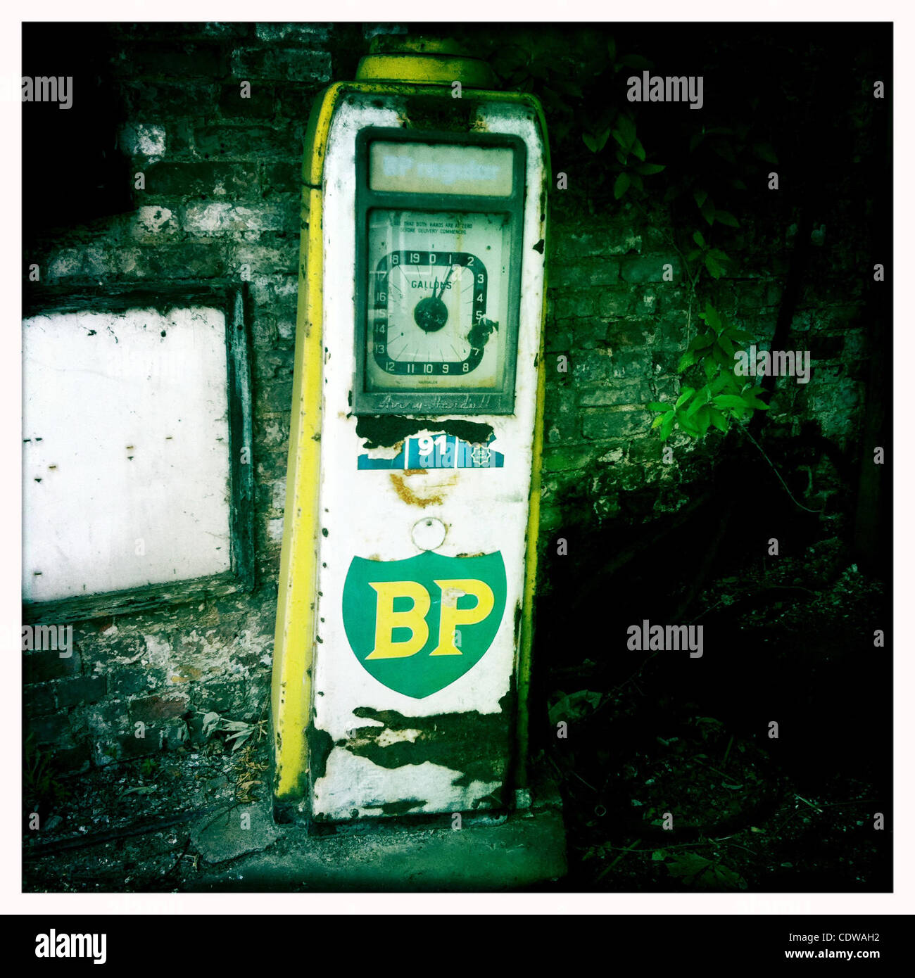 9. Juli 2011 - Nayland, Vereinigtes Königreich - eine alte analoge Gas Pumpe BP-Tankstelle, Nayland, UK. (Kredit-Bild: © Veronika Lukasova/ZUMAPRESS.com) Stockfoto