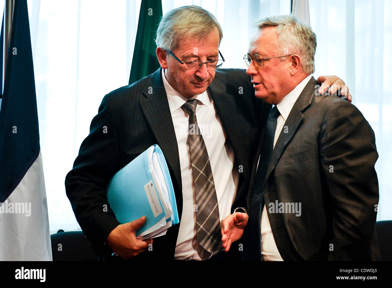 11. Juli 2011 - Brüssel, BXL, Belgien - der luxemburgische Premierminister, Vorsitzender der Eurogruppe Jean-Claude Juncker (L) und der italienische Finanzminister Giulio Tremonti vor der Unterzeichnung des Vertrags zur Gründung der Europäischen Stabilitätsmechanismus vor einer Euro-Zone-Finanzminister bei ihrem Treffen in Brüssel, Stockfoto