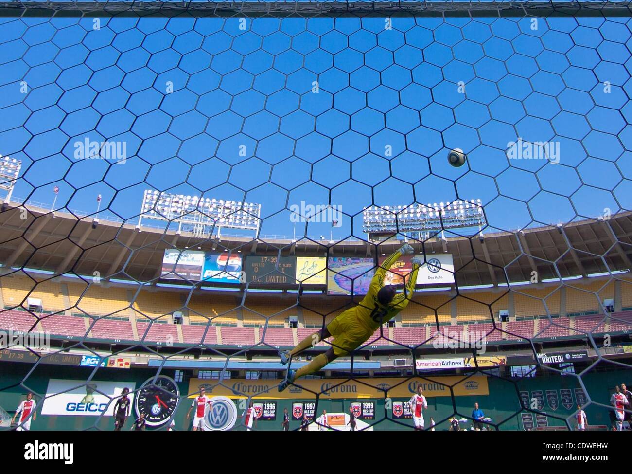 21. Mai 2011 blockt - Dc, Washington DC, Vereinigte Staaten von Amerika - AFC Ajax Keeper Kenneth Vermeer (12) Tauchen während der MLS International freundlich zwischen AFC Ajax und D.C. United übereinstimmen... AFC Ajax führt DC United 1: 0 zur Halbzeit Sonntag, 22. Mai 2011 im RFK Stadium in Washington DC. (Credi Stockfoto