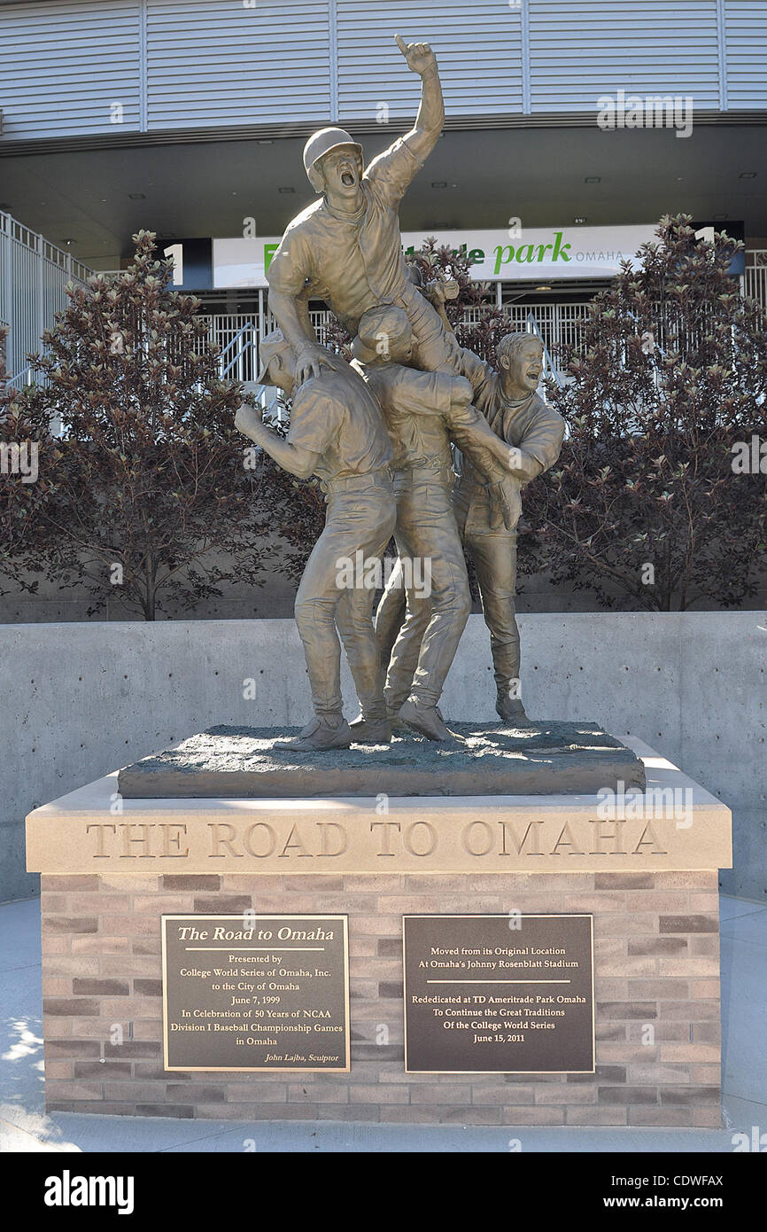 15. Juni 2011 - wurde Omaha, Nebraska, USA - The Road to Omaha-Statue an der neuen Position vor TD Ameritrade Park in Omaha, Nebraska erneut geweiht. (Kredit-Bild: © Steven Branscombe/Southcreek Global/ZUMApress.com) Stockfoto