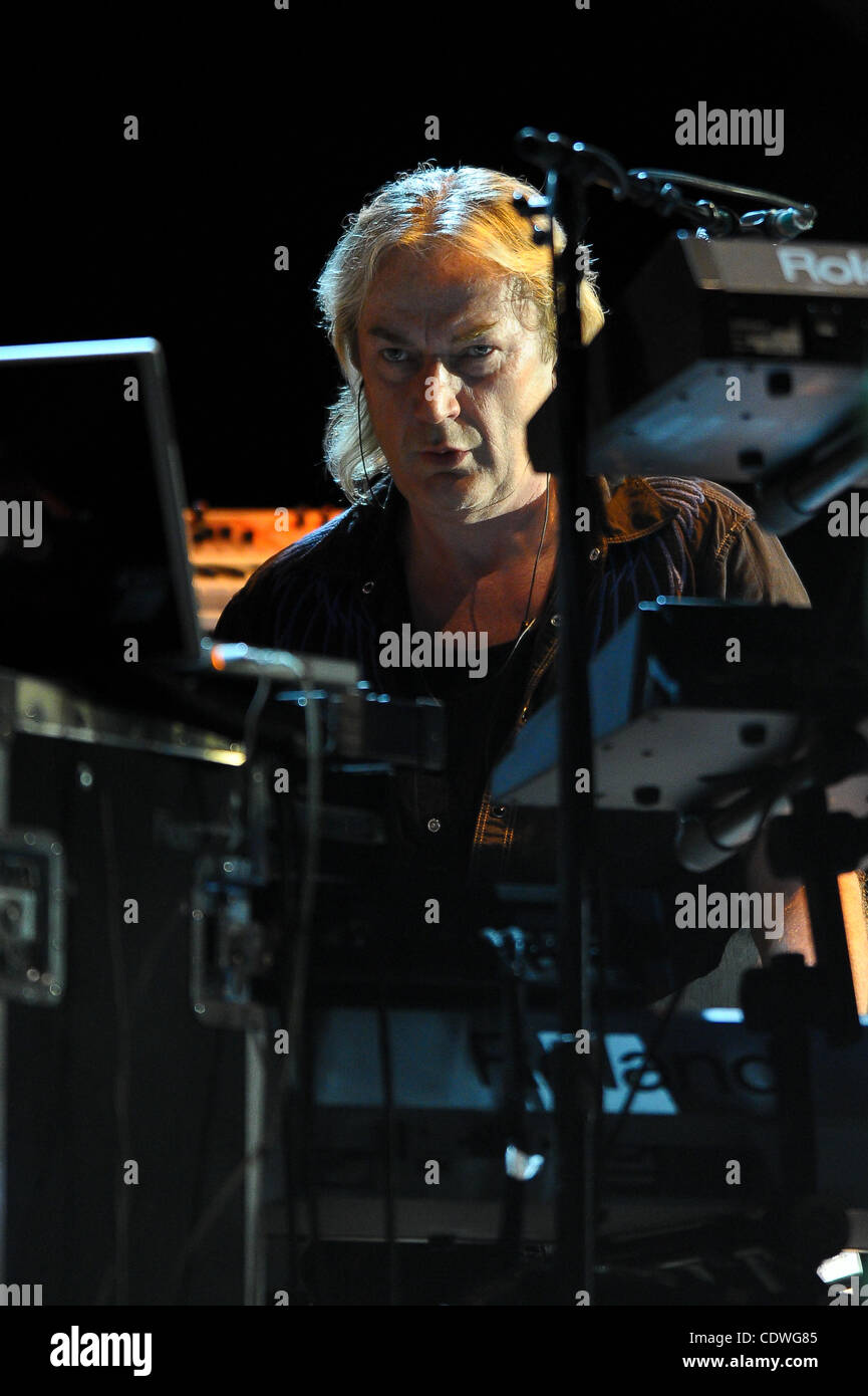 15. Juli 2011 - Orange Beach, Alabama, USA - führt ja Keyboarder Geoff Downes in The Wharf in Orange Beach, Alabama. (Kredit-Bild: © Michael Chang/Southcreek Global/ZUMApress.com) Stockfoto