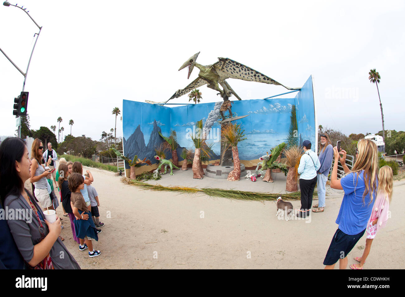 13. August 2011 droht - Cardiff, Kalifornien, USA - A Flugsaurier, Cardiff Kook mitzunehmen. Das Diorama der fliegende Dinosaurier ist das jüngste von mehreren Displays angebracht, indem Schelme seit seiner 2007 Enthüllung. "Offiziell genannt"Magic Carpet Ride"einheimischen Surfern benannt die Statue der Cardiff Stockfoto