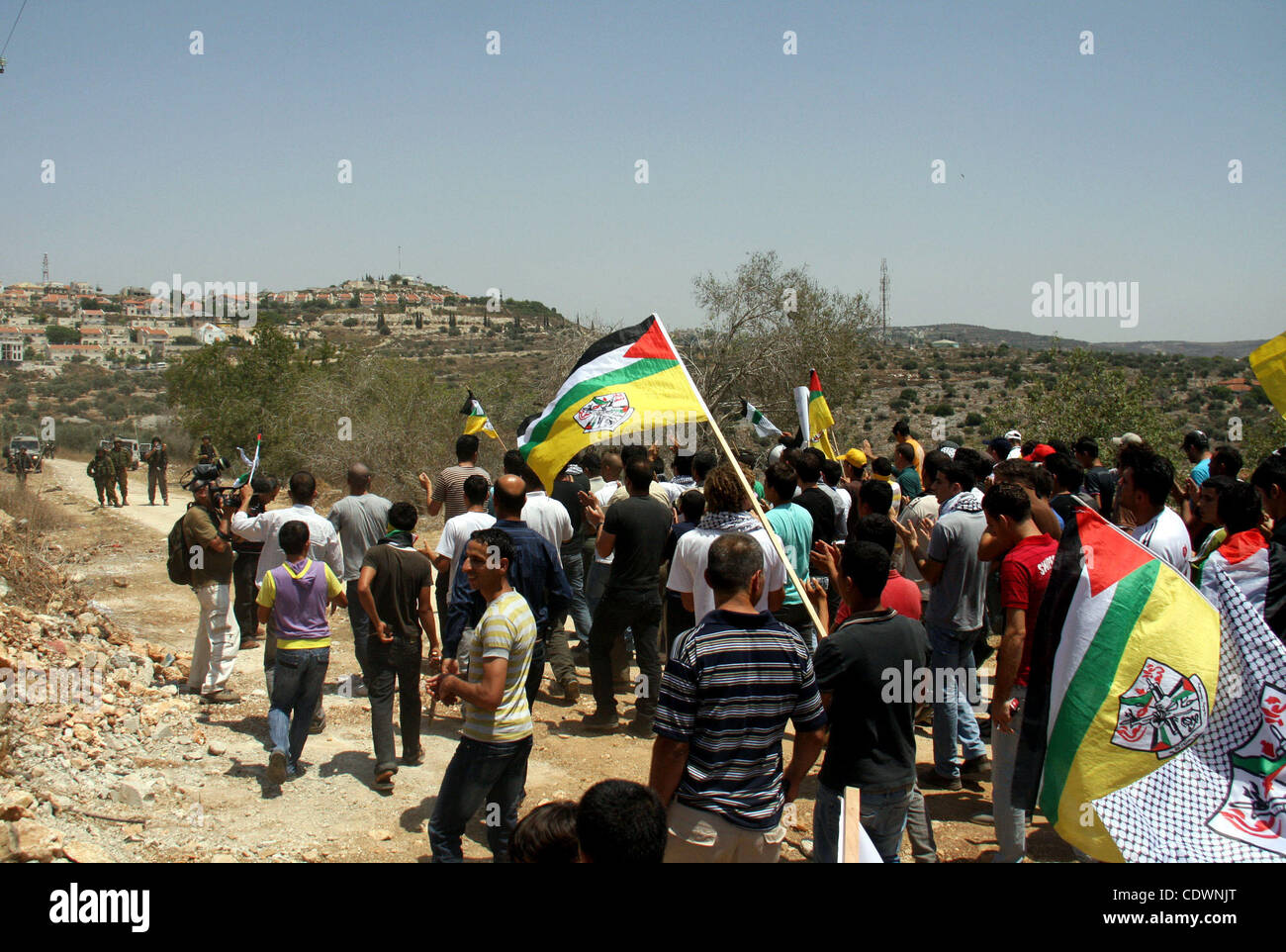 Palästinensische Demonstranten teilnehmen an einer Demonstration gegen die Schließung einer Straße während der zweiten Intifada von jüdischen Siedlern aus der nahe gelegenen Siedlung von Kadumim, am 22. Juli 2011 in der West Bank Dorf Kfar Kadum. Foto von Wagdi Eshtayah Stockfoto