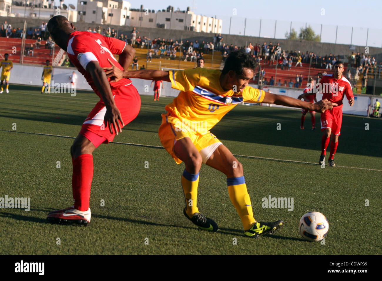 Palästinenser und Thailands Team kämpfen um den Ball während ihrer 2014 FIFA World Cup Qualifikation Fußballspiel im A-Ram-Stadion in der Nähe von Jerusalem 28. Juli 2011. Foto von Issam Rimawi Stockfoto