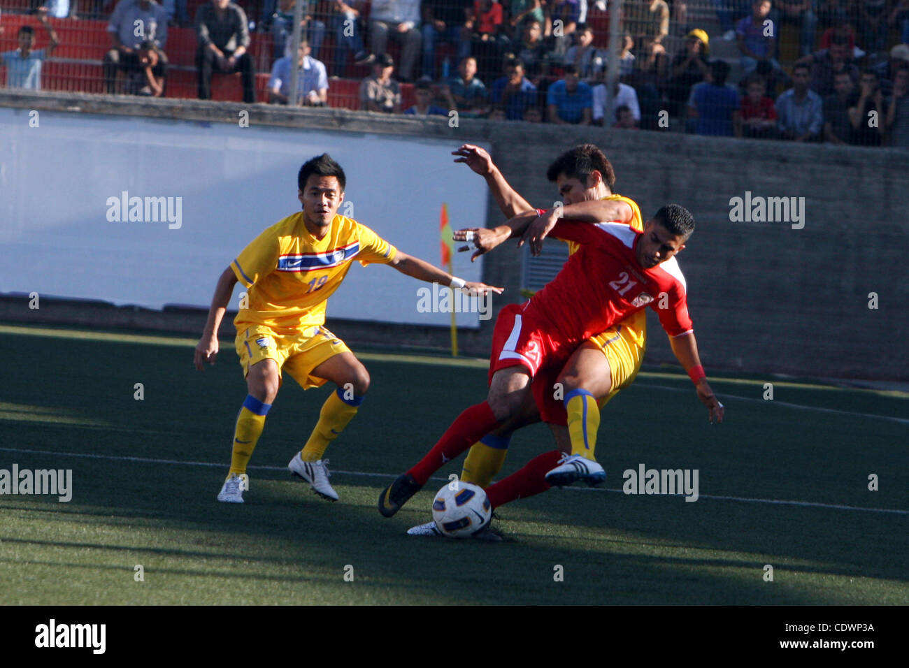Palästinenser und Thailands Team kämpfen um den Ball während ihrer 2014 FIFA World Cup Qualifikation Fußballspiel im A-Ram-Stadion in der Nähe von Jerusalem 28. Juli 2011. Foto von Issam Rimawi Stockfoto
