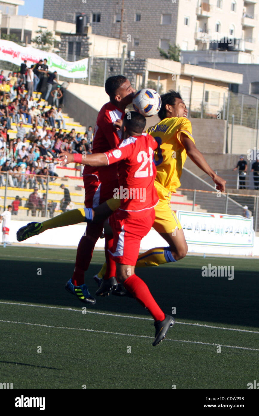Palästinenser und Thailands Team kämpfen um den Ball während ihrer 2014 FIFA World Cup Qualifikation Fußballspiel im A-Ram-Stadion in der Nähe von Jerusalem 28. Juli 2011. Foto von Issam Rimawi Stockfoto