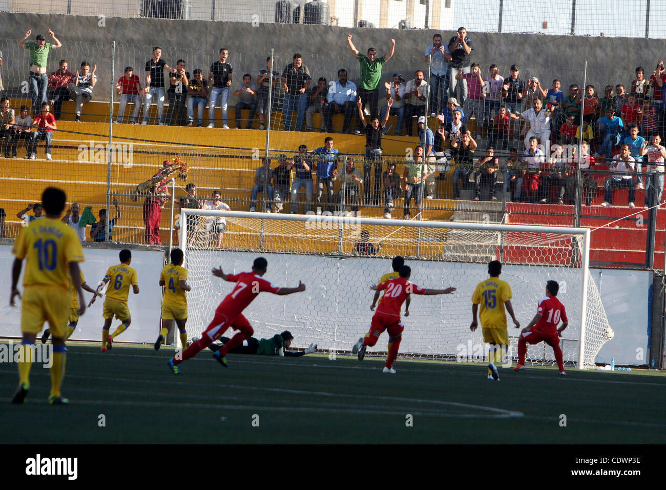 Palästinenser und Thailands Team kämpfen um den Ball während ihrer 2014 FIFA World Cup Qualifikation Fußballspiel im A-Ram-Stadion in der Nähe von Jerusalem 28. Juli 2011. Foto von Issam Rimawi Stockfoto