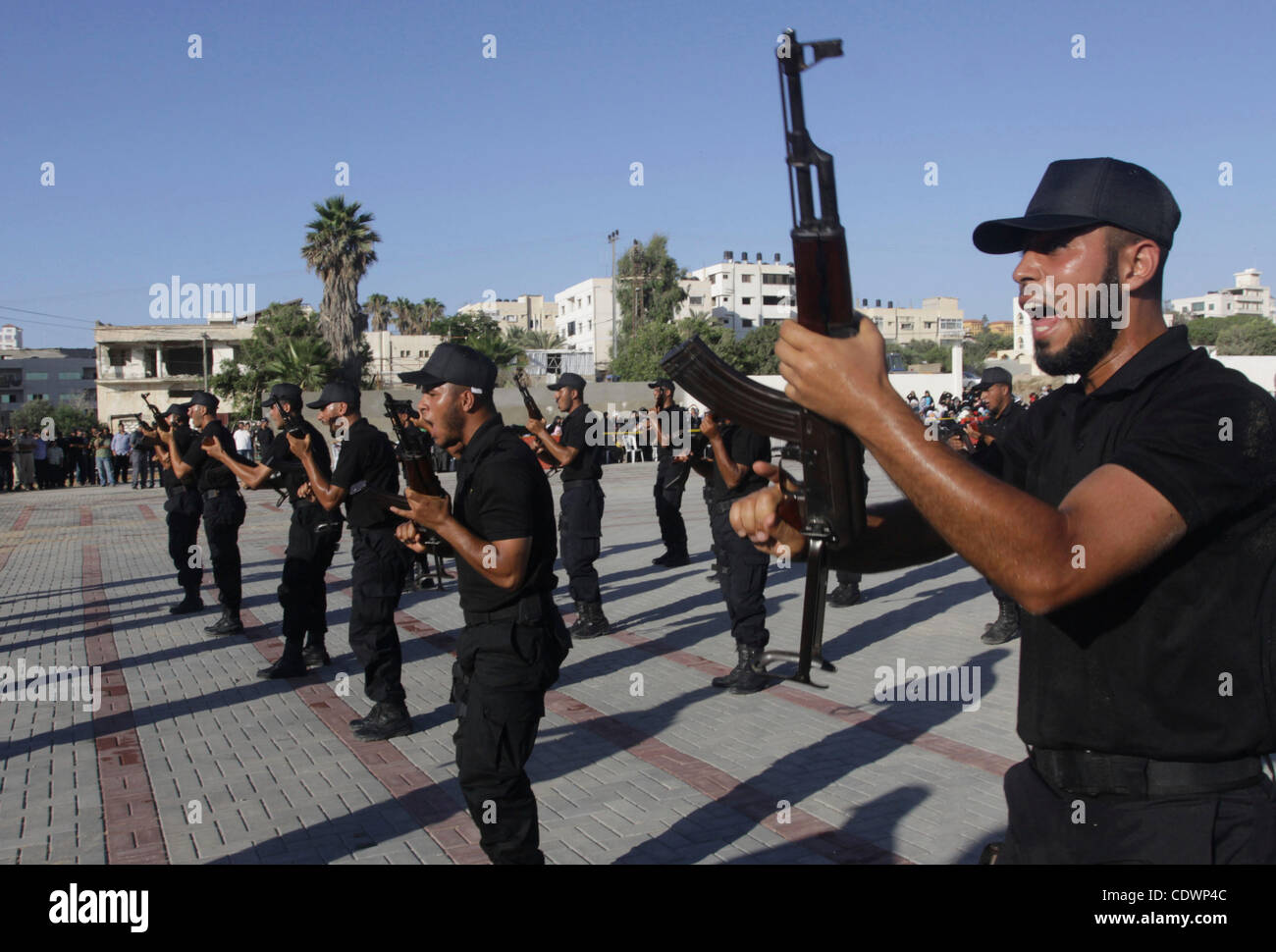 Sicherheitskräfte der palästinensischen Hamas zeigen ihr können bei einer Abschlussfeier an der Arafat Polizei zusammengesetzte in Gaza-Stadt am 28. Juli 2011. Foto von Naaman Omar Stockfoto