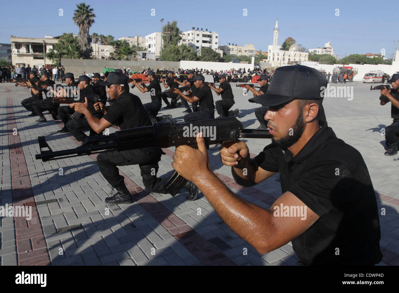 Sicherheitskräfte der palästinensischen Hamas zeigen ihr können bei einer Abschlussfeier an der Arafat Polizei zusammengesetzte in Gaza-Stadt am 28. Juli 2011. Foto von Naaman Omar Stockfoto