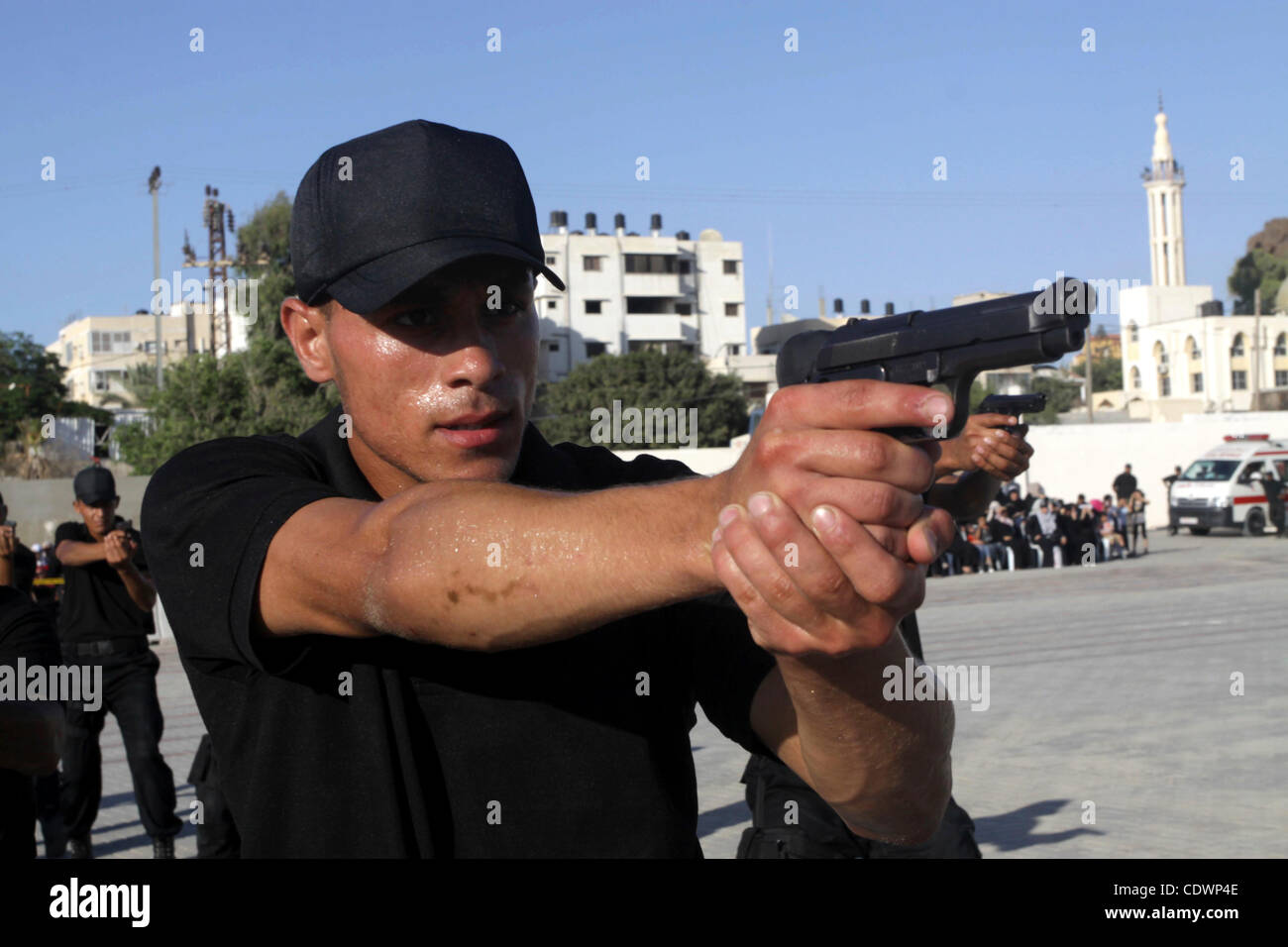 Sicherheitskräfte der palästinensischen Hamas zeigen ihr können bei einer Abschlussfeier an der Arafat Polizei zusammengesetzte in Gaza-Stadt am 28. Juli 2011. Foto von Naaman Omar Stockfoto