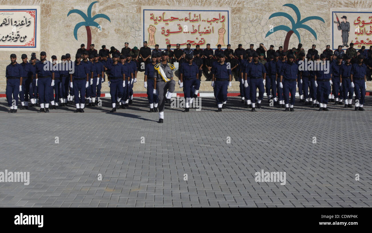 Palästinensische Hamas Sicherheitskräfte März während einer Abschlussfeier an der Ansar Polizei zusammengesetzte in Gaza-Stadt am 28. Juli 2011. Foto von Naaman Omar Stockfoto