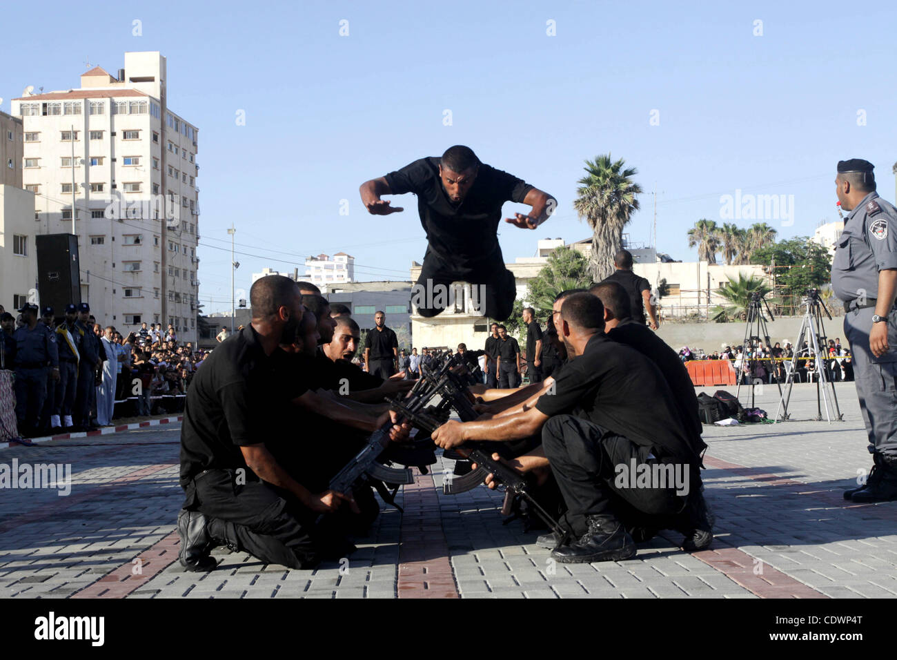 Sicherheitskräfte der palästinensischen Hamas zeigen ihr können bei einer Abschlussfeier an der Arafat Polizei zusammengesetzte in Gaza-Stadt am 28. Juli 2011. Foto von Naaman Omar Stockfoto