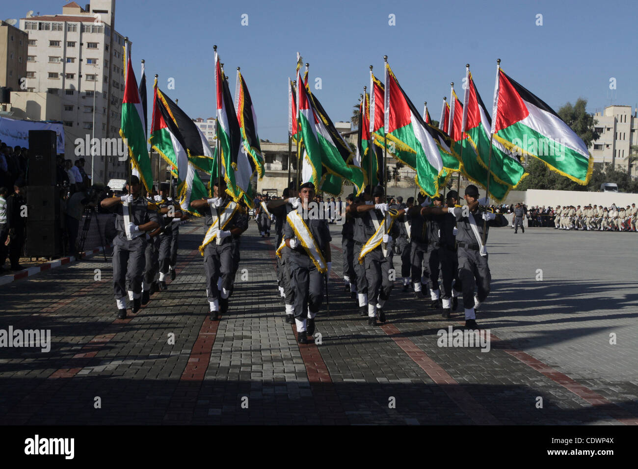 Palästinensische Hamas Sicherheitskräfte März während einer Abschlussfeier an der Ansar Polizei zusammengesetzte in Gaza-Stadt am 28. Juli 2011. Foto von Naaman Omar Stockfoto
