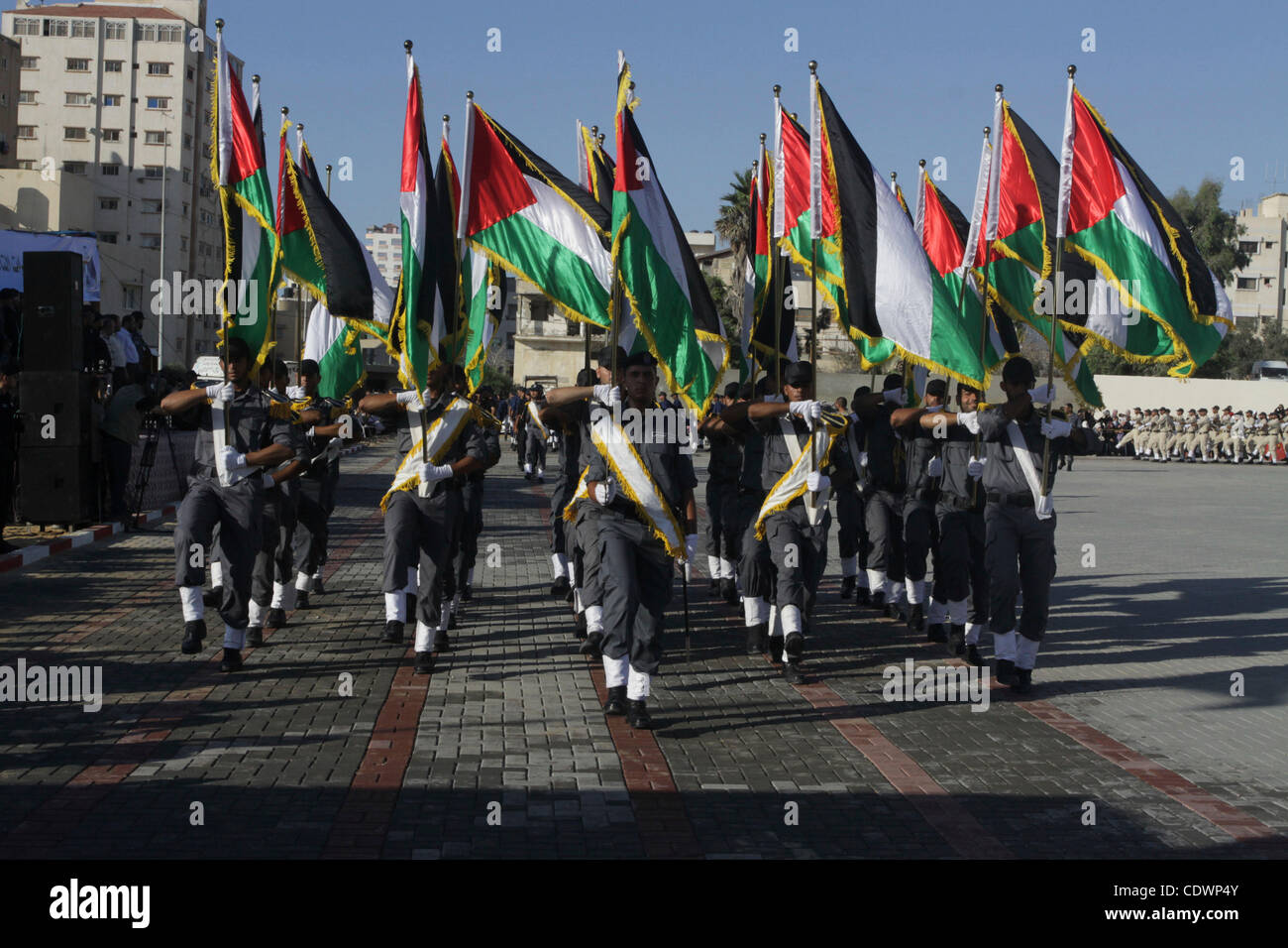 Palästinensische Hamas Sicherheitskräfte März während einer Abschlussfeier an der Ansar Polizei zusammengesetzte in Gaza-Stadt am 28. Juli 2011. Foto von Naaman Omar Stockfoto