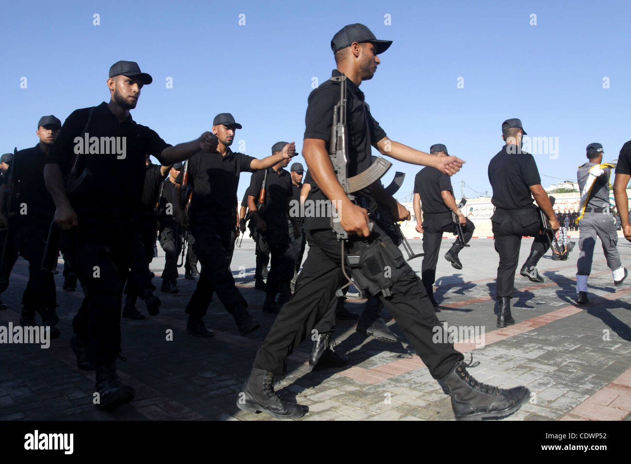 Palästinensische Hamas Sicherheitskräfte März während einer Abschlussfeier an der Ansar Polizei zusammengesetzte in Gaza-Stadt am 28. Juli 2011. Foto von Naaman Omar Stockfoto