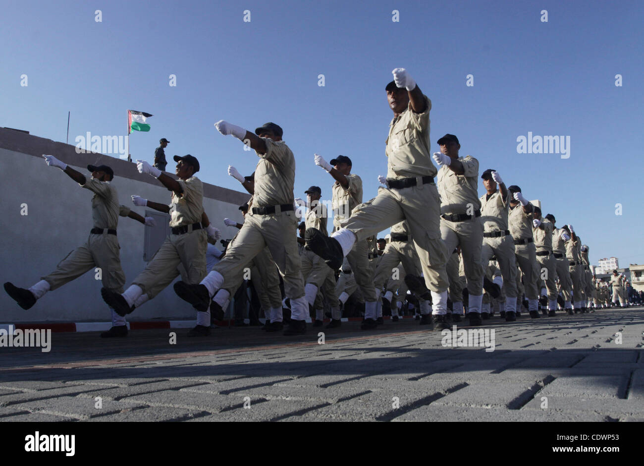 Palästinensische Hamas Sicherheitskräfte März während einer Abschlussfeier an der Ansar Polizei zusammengesetzte in Gaza-Stadt am 28. Juli 2011. Foto von Naaman Omar Stockfoto