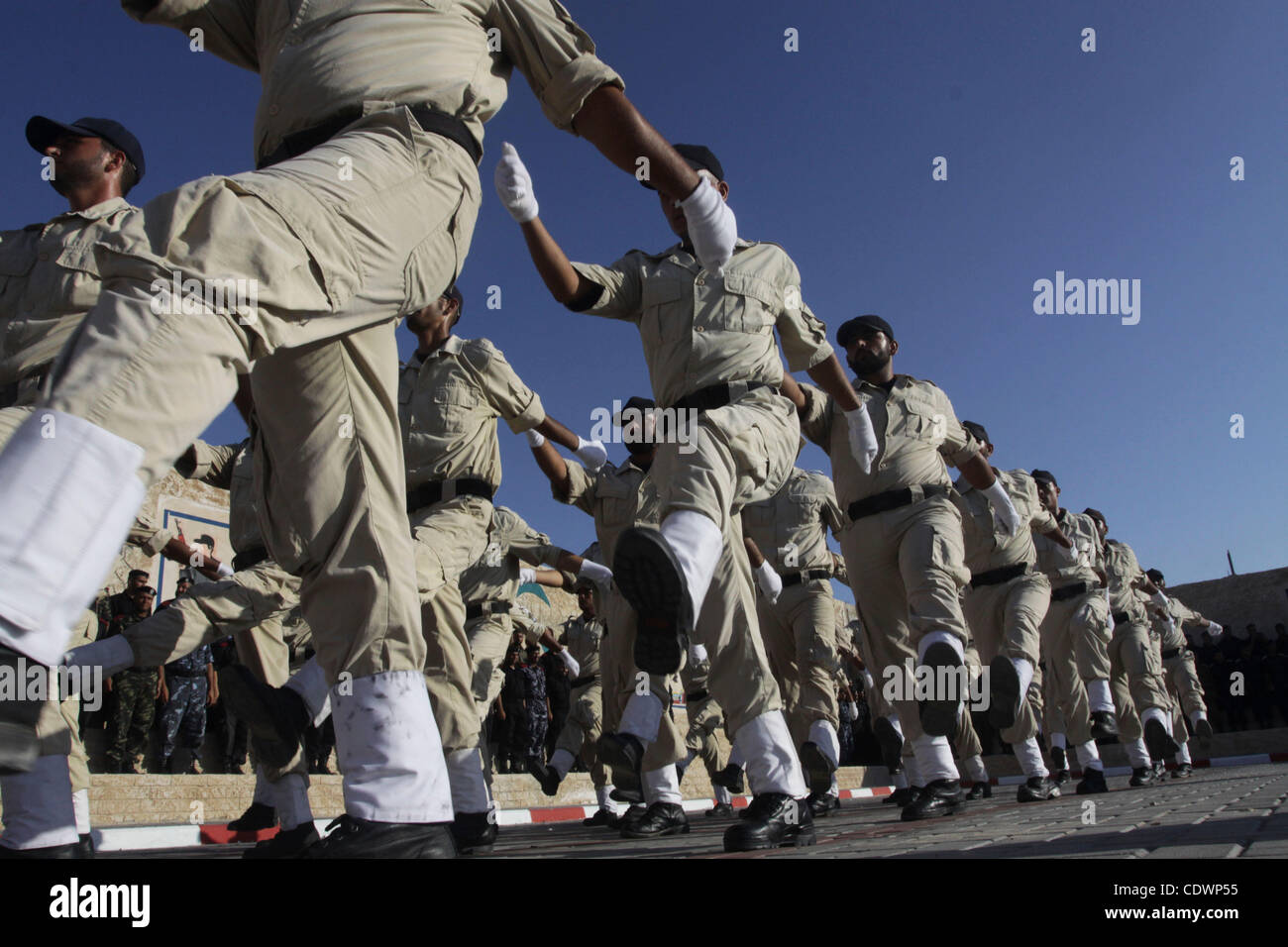 Palästinensische Hamas Sicherheitskräfte März während einer Abschlussfeier an der Ansar Polizei zusammengesetzte in Gaza-Stadt am 28. Juli 2011. Foto von Naaman Omar Stockfoto