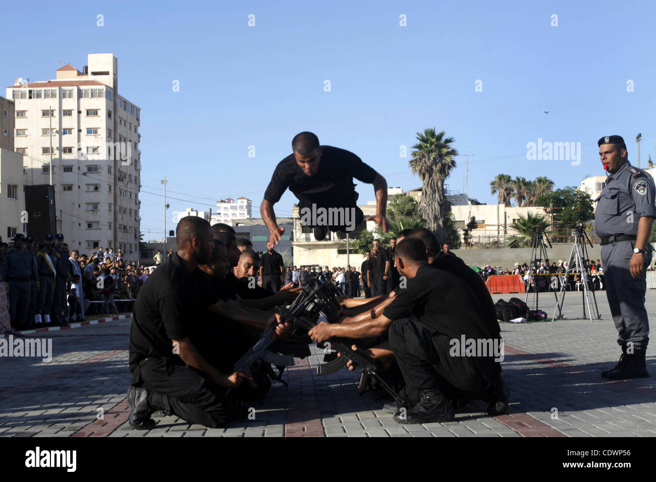 Sicherheitskräfte der palästinensischen Hamas zeigen ihr können bei einer Abschlussfeier an der Arafat Polizei zusammengesetzte in Gaza-Stadt am 28. Juli 2011. Foto von Naaman Omar Stockfoto