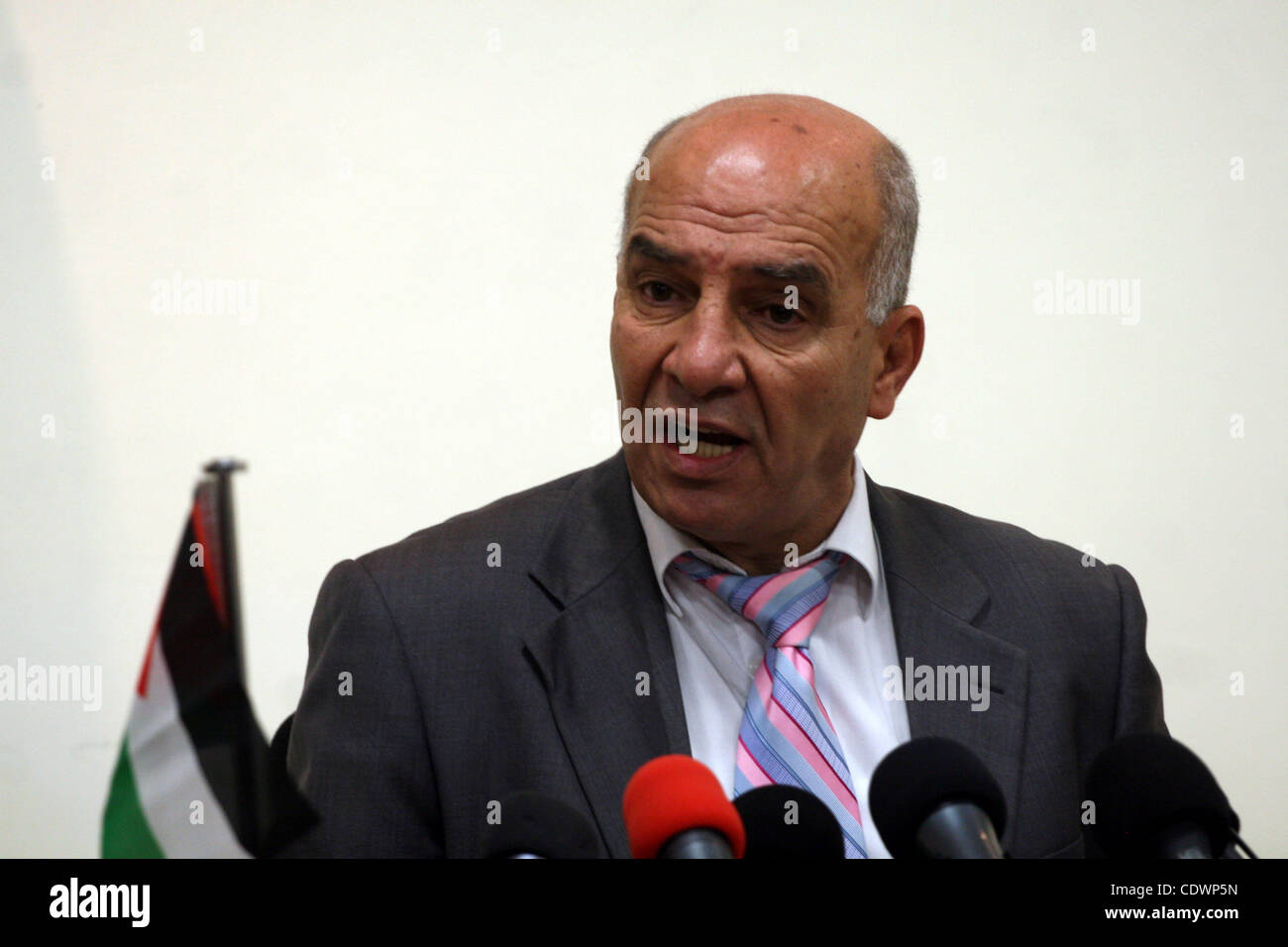 Der Sprecher der palästinensischen Sicherheitsdienste, Adnan Al-Dameer hält Rede bei einer Pressekonferenz in der Westbank Ramallah am 28. Juli 2011. Foto von Issam Rimawi Stockfoto