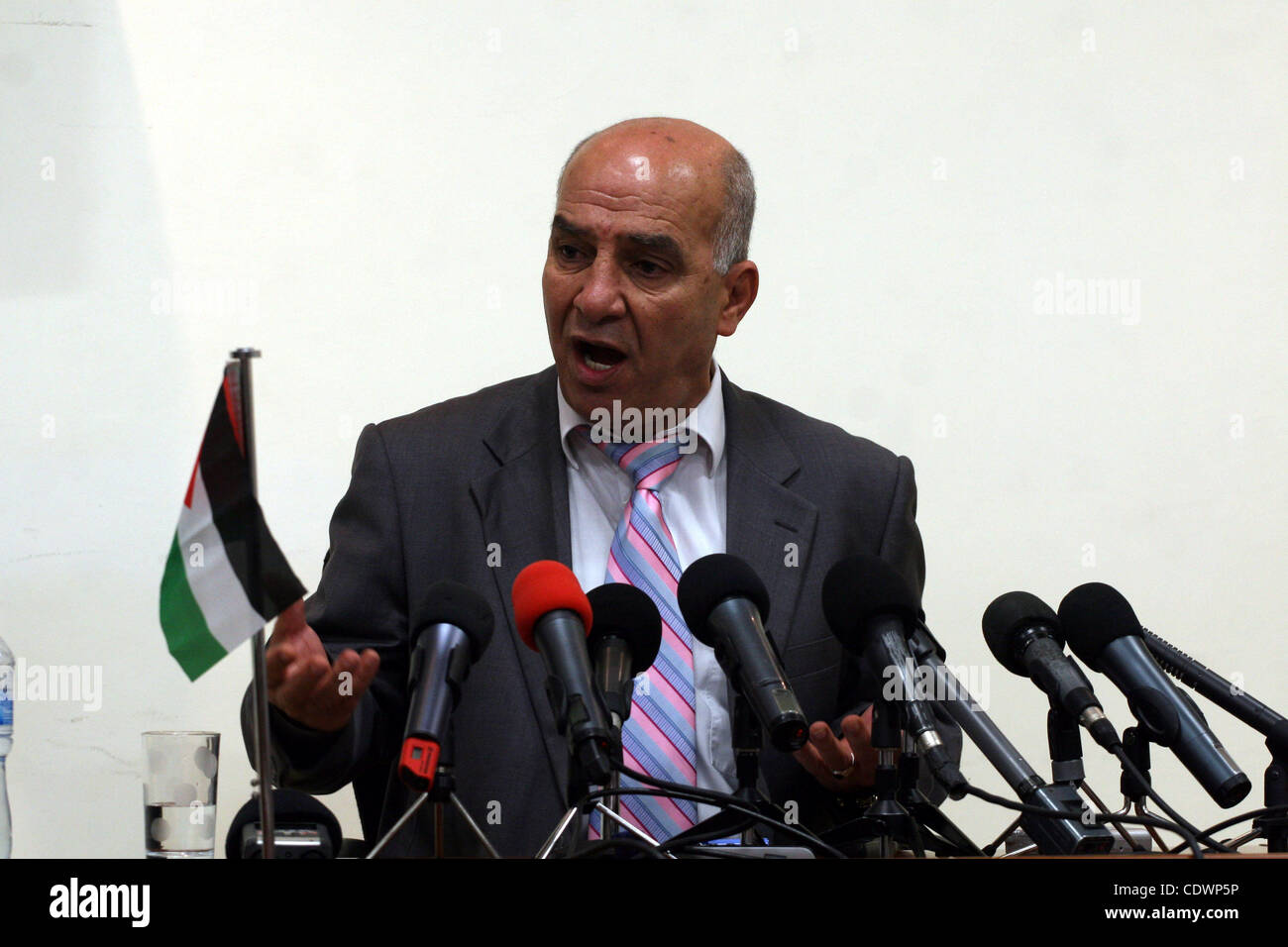 Der Sprecher der palästinensischen Sicherheitsdienste, Adnan Al-Dameer hält Rede bei einer Pressekonferenz in der Westbank Ramallah am 28. Juli 2011. Foto von Issam Rimawi Stockfoto