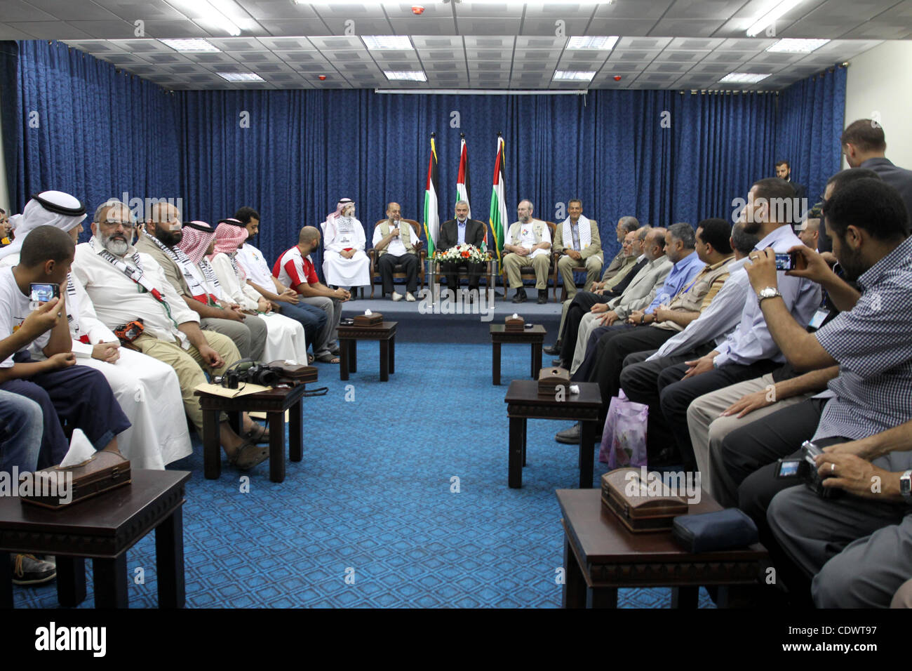 Palästinensischen Ministerpräsidenten im Gaza Streifen, Ismail Haniya bei einem Treffen mit Mitgliedern der Hilfskonvoi "Miles of Smiles 4" in Gaza-Stadt am 1. August 2011. Der Konvoi, einschließlich 35 Aktivisten aus Spanien, Großbritannien und Bahrain, trug fast drei Tonnen Medikamente und andere Hilfsgüter. Foto: Moh Stockfoto