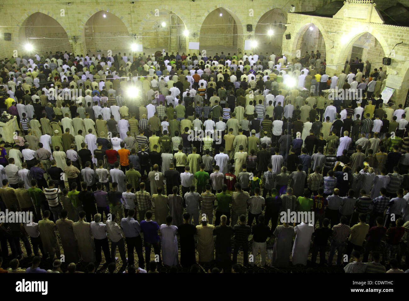 Palästinensische Muslime beten an al-Omari Moschee al-Taraweeh Gebet während der erste Freitag des Fastenmonats Ramadan in Gaza-Stadt am 5. August 2011. Foto von Mohammed Asad Stockfoto