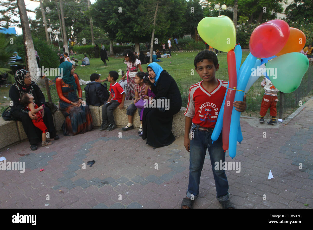 Palästinensische Kinder genießen Sie eine Fahrt in einem Vergnügungspark am zweiten Tag des Eid al-Fitr Urlaub, der markiert das Ende des heiligen Fastenmonats Ramadan in Gaza-Stadt, am 31. August 2011. Foto von Ashraf Amra Stockfoto