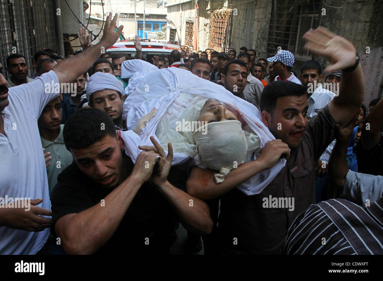 Palästinensische Trauergäste tragen den Körper des Volkswiderstandskomitees militante, Khaled Abu Samhoud, der während seiner Beerdigung in den südlichen Gazastreifen Stadt des Khan Younis, 7. September 2011 im israelischen Luftangriff getötet wurde. Eine palästinensische militante getötet und zwei weitere verletzt, als eine israelische airst Stockfoto