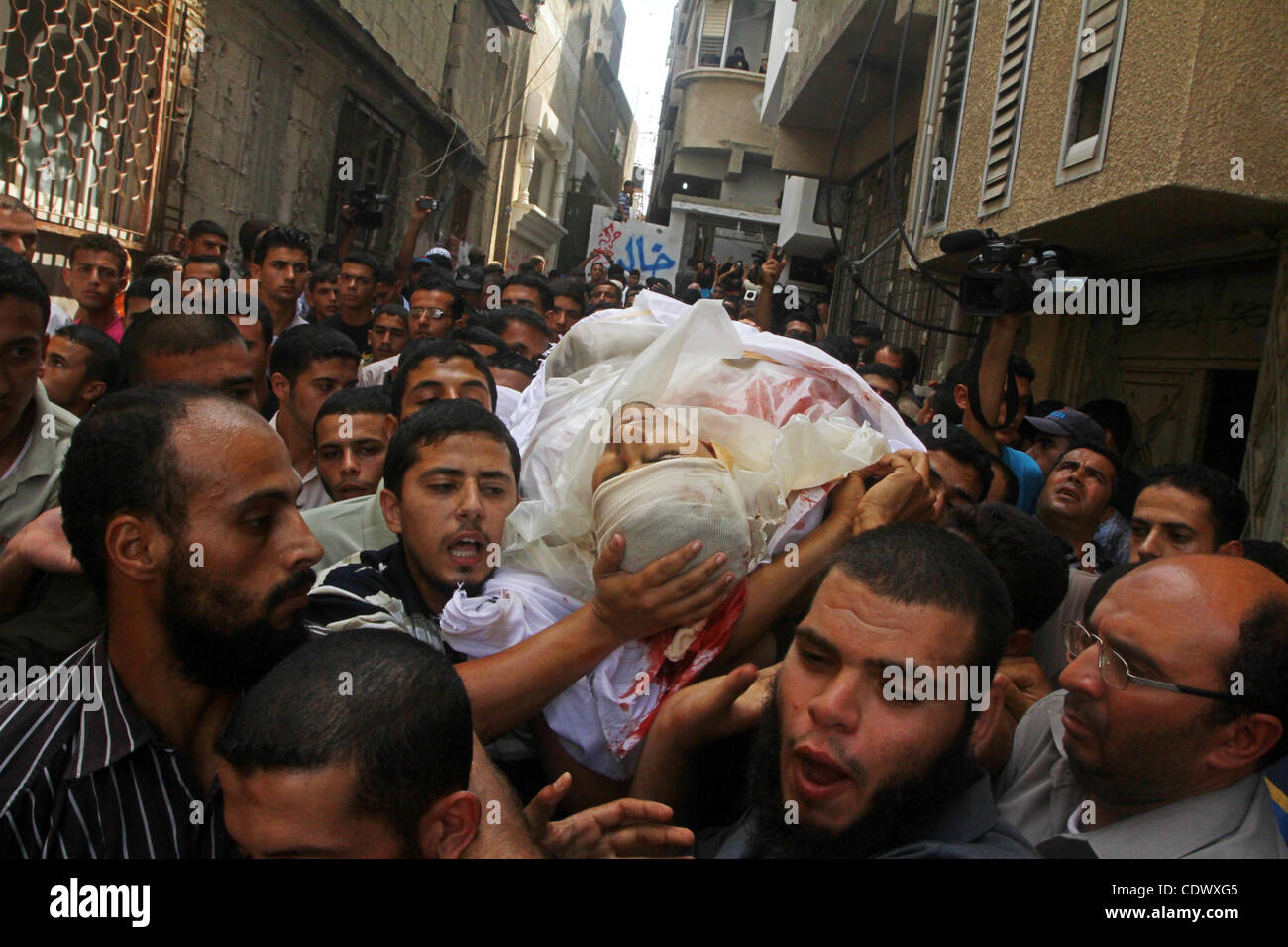 Palästinensische Trauergäste tragen den Körper des Volkswiderstandskomitees militante, Khaled Abu Samhoud, der während seiner Beerdigung in den südlichen Gazastreifen Stadt des Khan Younis, 7. September 2011 im israelischen Luftangriff getötet wurde. Eine palästinensische militante getötet und zwei weitere verletzt, als eine israelische airst Stockfoto