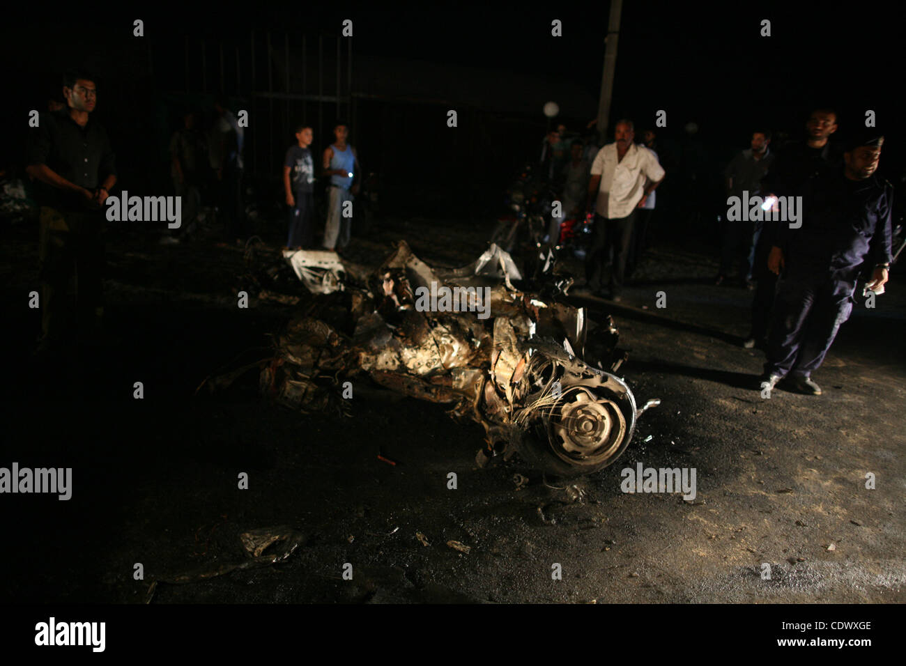 Palästinenser überprüfen die Schäden an einem Auto nach einem israelischen Angriff in Deir al-Balah im zentralen Gazastreifen am 7. September 2011. Die hardline Islamischer Dschihad-Gruppe sagte, dass der Tote, Remah al-Hasani, ein Mitglied des militärischen Flügels, der Al-Quds-Brigaden. Er wurde getötet, als er in der ce fuhr Stockfoto