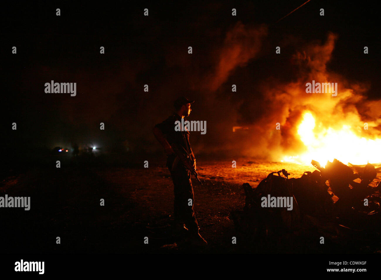 Palästinenser überprüfen die Schäden an einem Auto nach einem israelischen Angriff in Deir al-Balah im zentralen Gazastreifen am 7. September 2011. Die hardline Islamischer Dschihad-Gruppe sagte, dass der Tote, Remah al-Hasani, ein Mitglied des militärischen Flügels, der Al-Quds-Brigaden. Er wurde getötet, als er in der ce fuhr Stockfoto