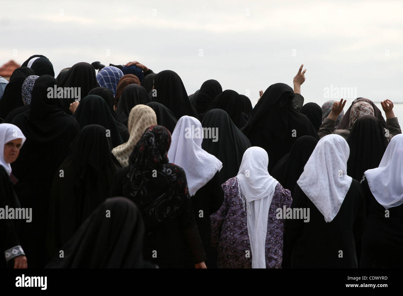 Palästinensische Frauen trauern während der Beerdigung von Issam Badran in der West Bank Dorf Qusra in der Nähe von Nablus, am 24. September 2011. Badran erschossen wurde Freitag während einer Auseinandersetzung mit israelische Soldaten und Siedler. Die Dreharbeiten kam in einer Zeit der erhöhten Spannungen über palästinensischen Präsidenten Mahmoud Abbas Gebot Stockfoto