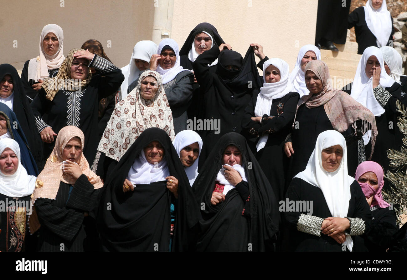Palästinensische Frauen trauern während der Beerdigung von Issam Badran in der West Bank Dorf Qusra in der Nähe von Nablus, am 24. September 2011. Badran erschossen wurde Freitag während einer Auseinandersetzung mit israelische Soldaten und Siedler. Die Dreharbeiten kam in einer Zeit der erhöhten Spannungen über palästinensischen Präsidenten Mahmoud Abbas Gebot Stockfoto