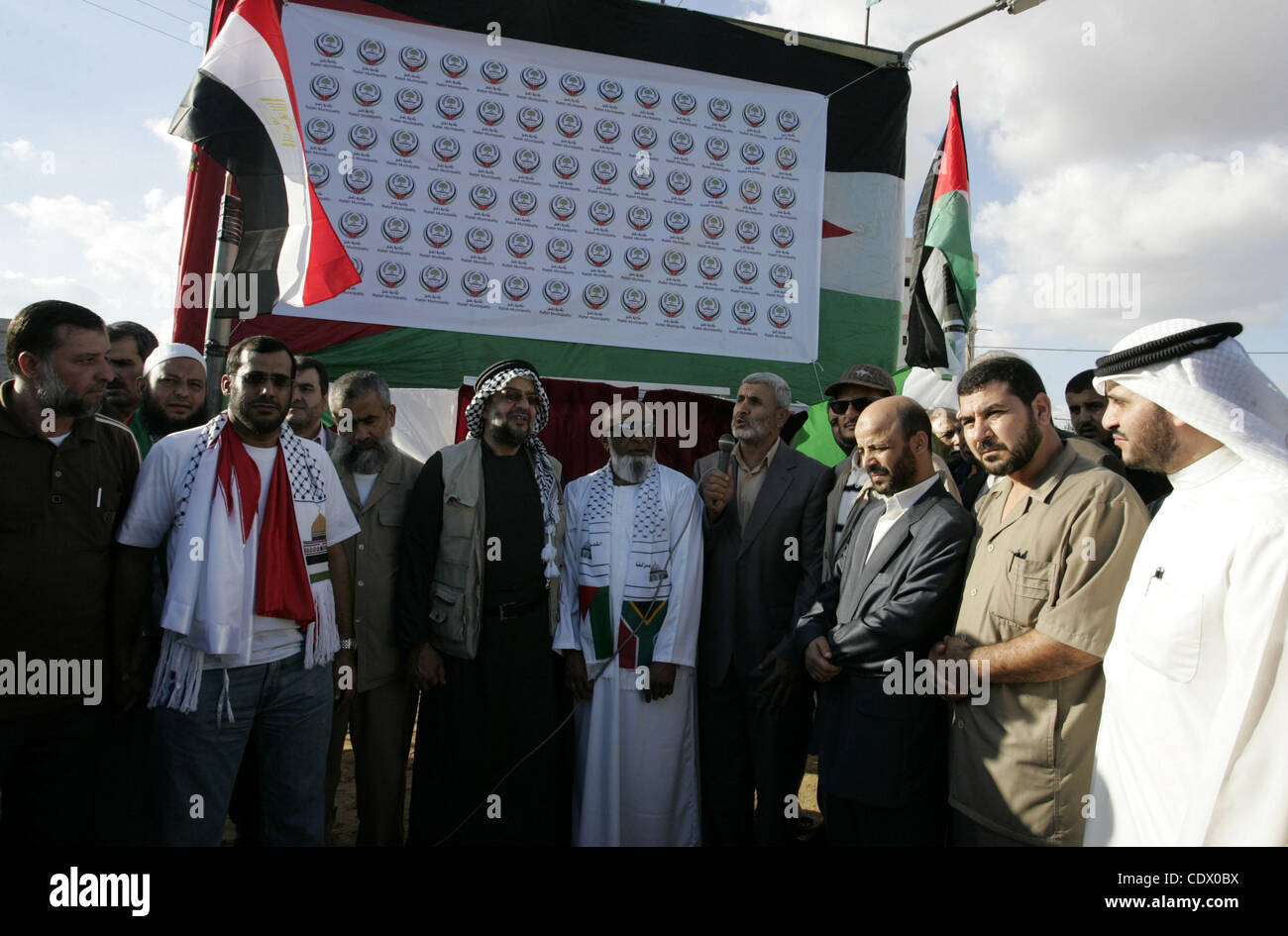 Palästinenser und die Mitglieder des "Miles Smiles 6' Hilfe Konvoi nehmen Sie Teil an der feierlichen Eröffnung des Denkmals für die Ägypter getötet während des 6 arabisch-israelischen Krieges 1973 in Rafah, südlichen Gazastreifen am Okt. 6,2011. Foto von Ari Rahim Khatib Stockfoto