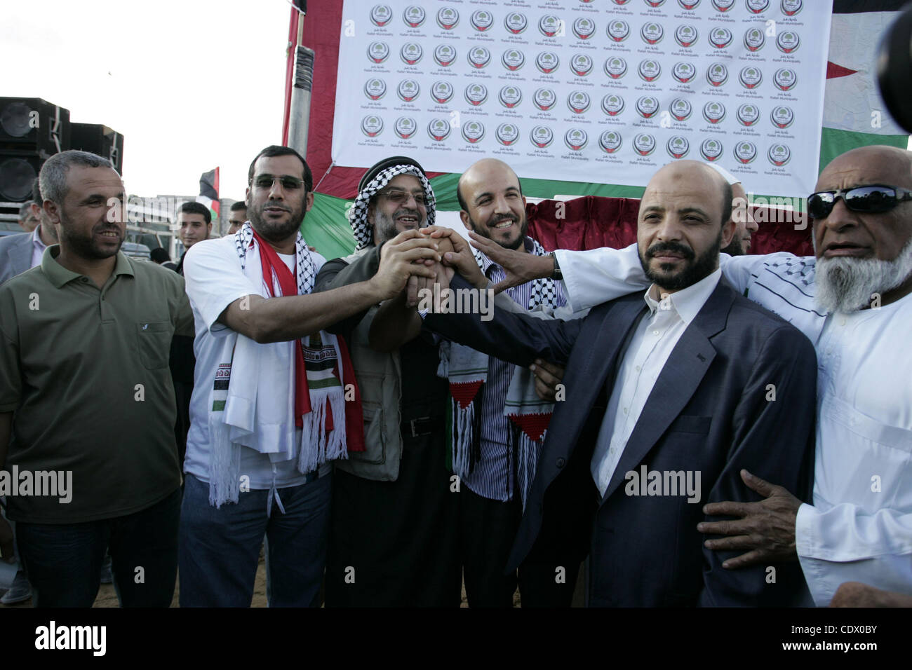 Palästinenser und die Mitglieder des "Miles Smiles 6' Hilfe Konvoi nehmen Sie Teil an der feierlichen Eröffnung des Denkmals für die Ägypter getötet während des 6 arabisch-israelischen Krieges 1973 in Rafah, südlichen Gazastreifen am Okt. 6,2011. Foto von Ari Rahim Khatib Stockfoto