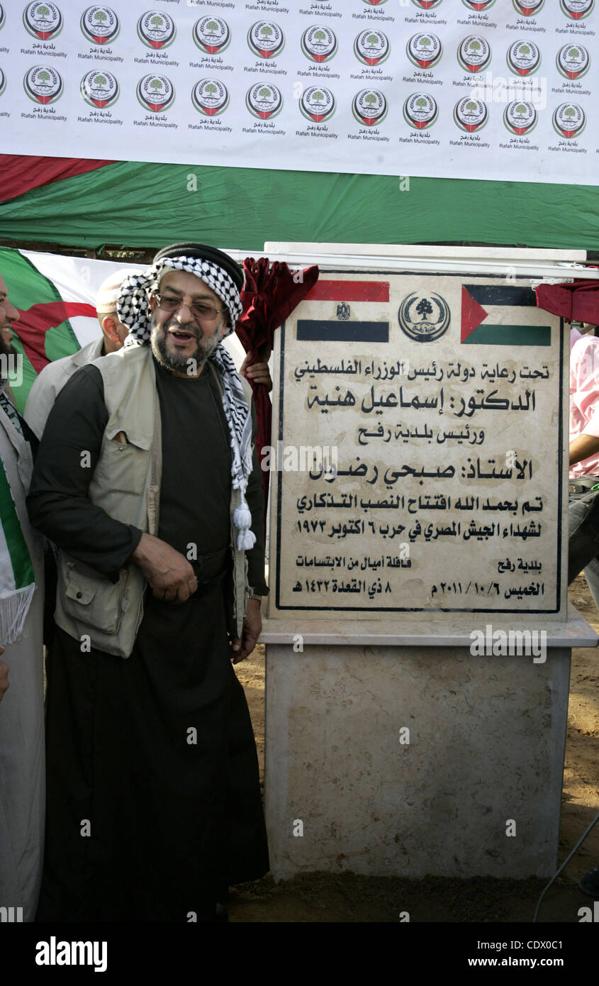 Palästinenser und die Mitglieder des "Miles Smiles 6' Hilfe Konvoi nehmen Sie Teil an der feierlichen Eröffnung des Denkmals für die Ägypter getötet während des 6 arabisch-israelischen Krieges 1973 in Rafah, südlichen Gazastreifen am Okt. 6,2011. Foto von Ari Rahim Khatib Stockfoto