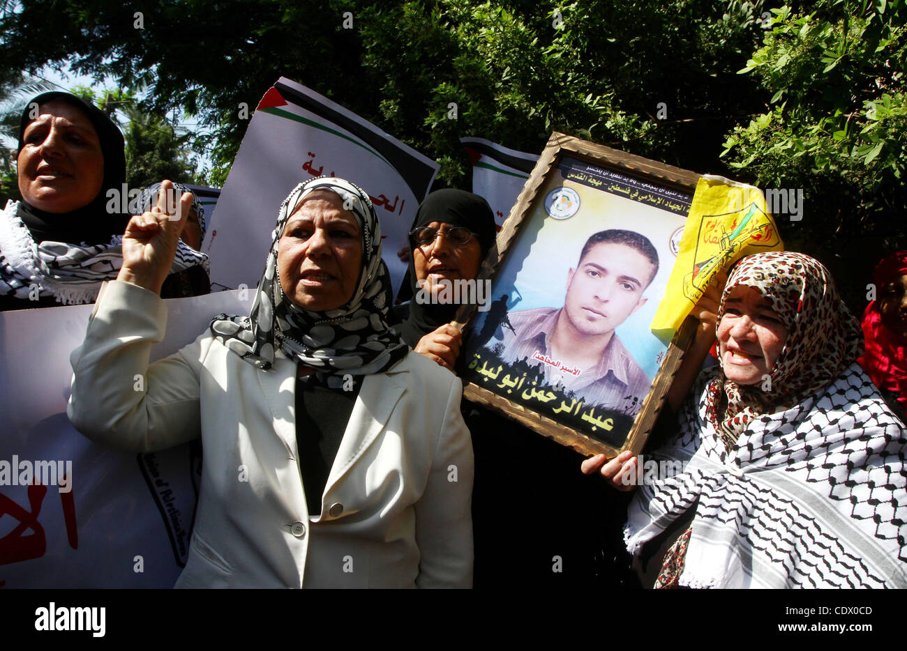 Palästinensische Frauen nehmen Teil an einer Protestkundgebung in Gaza-Stadt 6. Oktober 2011, zur Solidarität mit den palästinensischen Gefangenen in israelischen Gefängnissen gehalten. Hunderte von Palästinensern in israelischen Gefängnissen haben einen Hungerstreik zu protestieren gegen die Verschlechterung der Bedingungen in den Gefängnissen, der palästinensische Minister für Gefangene Affäre angeschlossen. Stockfoto