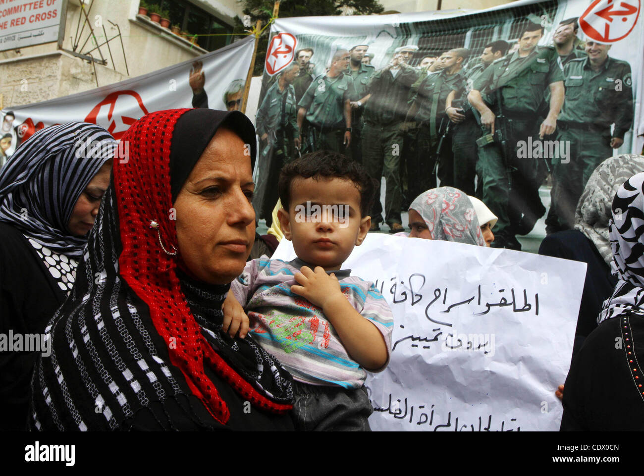 Palästinensische Frauen nehmen Teil an einer Protestkundgebung in Gaza-Stadt 6. Oktober 2011, zur Solidarität mit den palästinensischen Gefangenen in israelischen Gefängnissen gehalten. Hunderte von Palästinensern in israelischen Gefängnissen haben einen Hungerstreik zu protestieren gegen die Verschlechterung der Bedingungen in den Gefängnissen, der palästinensische Minister für Gefangene Affäre angeschlossen. Stockfoto