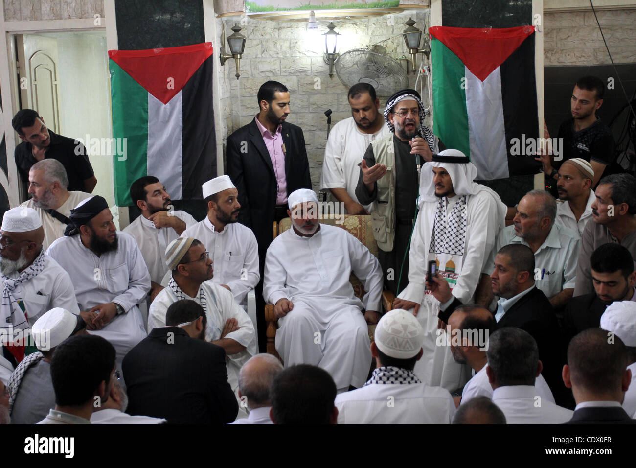 Palästinensischen Ministerpräsidenten im Gazastreifen, Ismail Haniya besucht Freitagsgebete mit den Mitgliedern des '' Miles Smiles 6' Hilfe Konvoi in Gaza-Stadt am Okt. 7,2011. Foto von Mohammed Asad Stockfoto