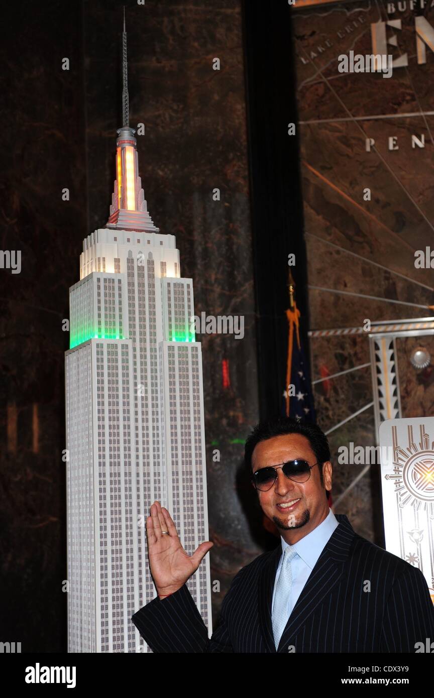 19. August 2011 - Manhattan, New York, US - Schauspieler GULSHAN GROVER als Bollywood und Hollywood Stars light das Empire State Building in der Farbe der indischen Flagge zu Ehren der 31. New York City FIA Indien Day Parade. (Bild Kredit: Bryan Smith/ZUMAPRESS.com ©) Stockfoto