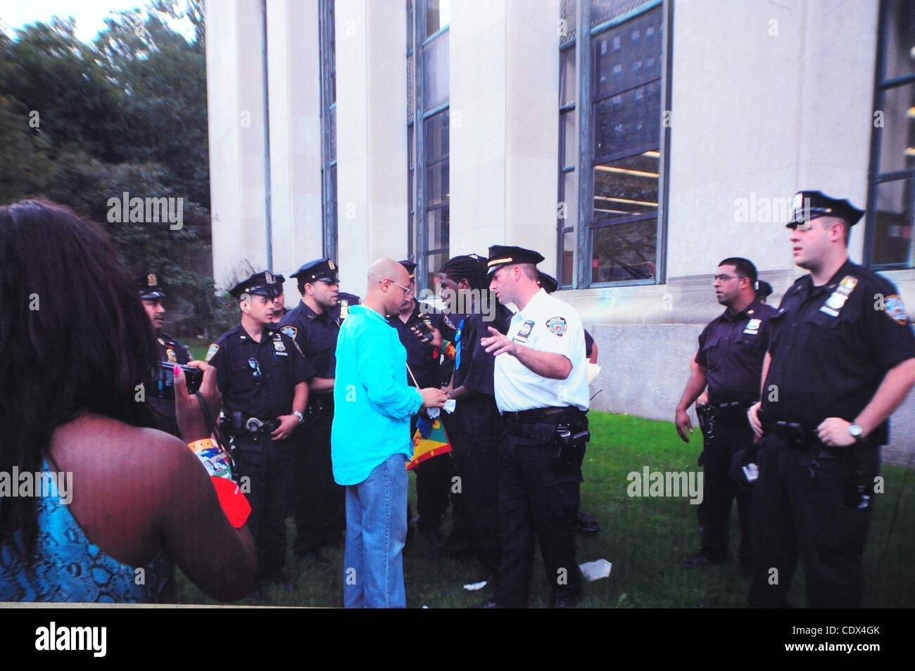6. September 2011 - vergrößert Manhattan, New York, USA - anonyme Foto von dem Vorfall mit dem NYPD von Stadtrat Mitglied JUMAANE WILLIAMS zur Verfügung gestellt. Des Rates Mitglied Jumaane D. Williams (D-Brooklyn) befasst sich mit die Ereignissen am gestrigen West indisch-amerikanische Tag Karneval, er führte und Kirsten Stockfoto