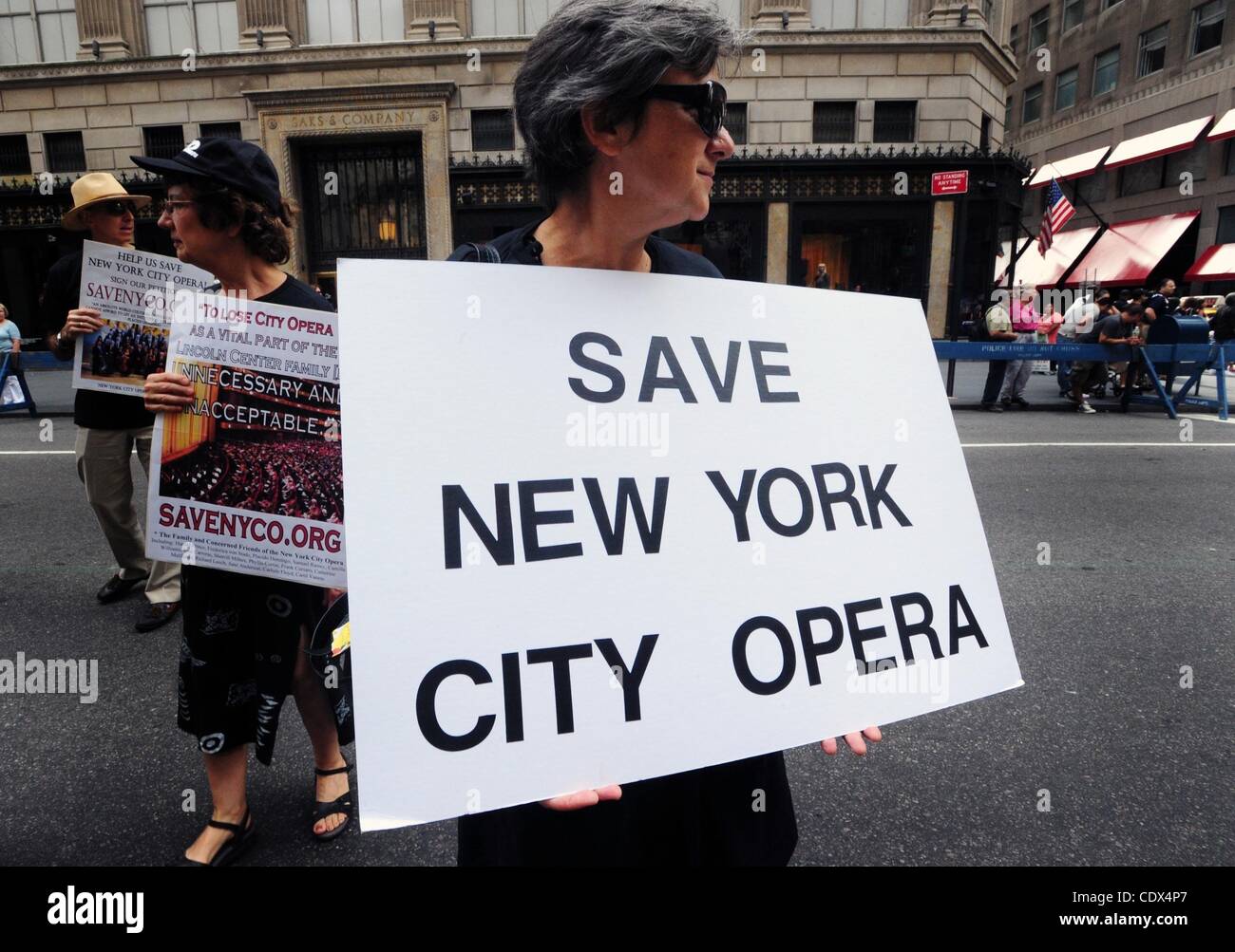 10. September 2011 - Manhattan, New York, US - A-Message zu New York City Opera auf jährliche NYC Betriebsrat speichern parade auf der Fifth Avenue. (Bild Kredit: Bryan Smith/ZUMAPRESS.com ©) Stockfoto