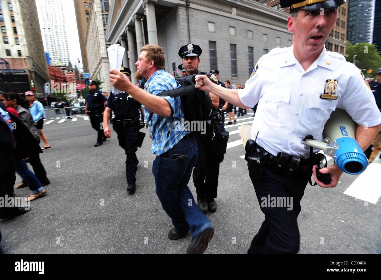 11. September 2011 - Manhattan, New York, USA - ein nicht identifizierter 9/11 Truther ist begleitet und mit Handschellen gefesselt von der Polizei nach schreien nach der Trauerfeier am Kirche Street nördlich der World Trade Center Site zum 10. Jahrestag von 9/11. (Bild Kredit: Bryan Smith/ZUMAPRESS.com ©) Stockfoto