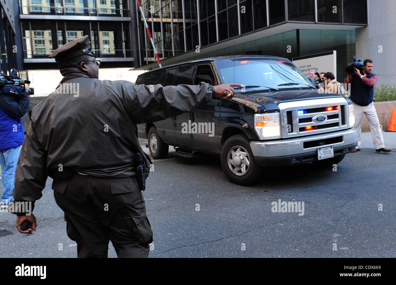 2. November 2011 - Manhattan, New York, US - Offiziere das FBI, U.S. Marshals Service und Büro des Generalinspektors begleiten Menschen auf einen Kleinbus in der Garage des unteren Manhattan Bundesämter für einen Auftritt vor einem Richter in Brooklyn Bundesgericht. Ein Dutzend Menschen wurden an diesem Morgen, inkl. verhaftet. Stockfoto