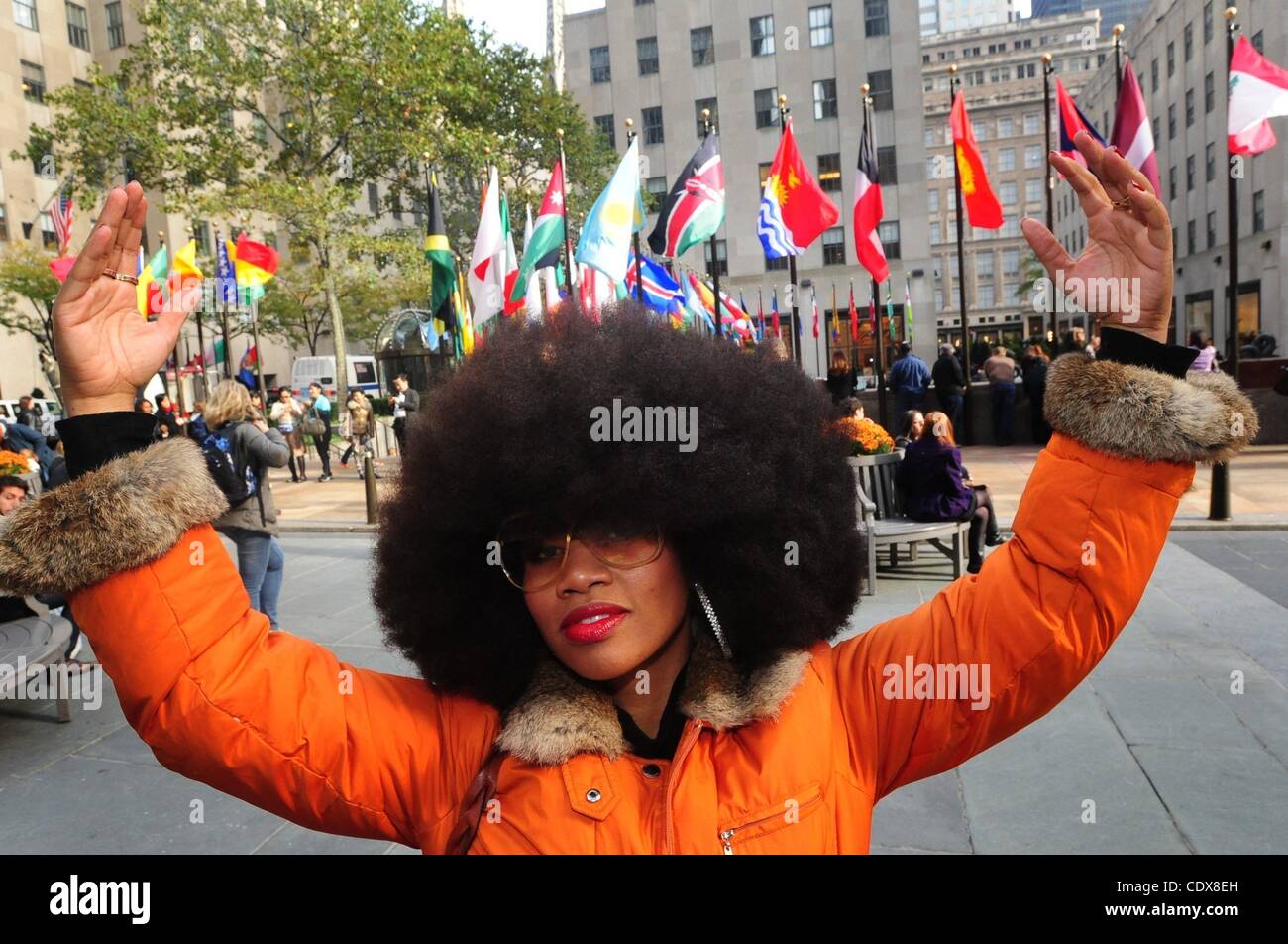 3. November 2011 fotografiert - Manhattan, New York, USA - AEVIN DUGAS, 36, Napoleonville, Louisiana, Guinness Weltrekordhalter für die größte natürliche Afro, 4 Fuß 4 Zoll messen, rund und 7 Zoll groß, im Rockefeller Center. Dugas wächst seit über zwölf Jahren ihr Afro. (Credit Stockfoto